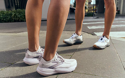 Los mejores tenis para caminar en pendientes pronunciadas : Conquista el gimnasio y los senderos con confianza.