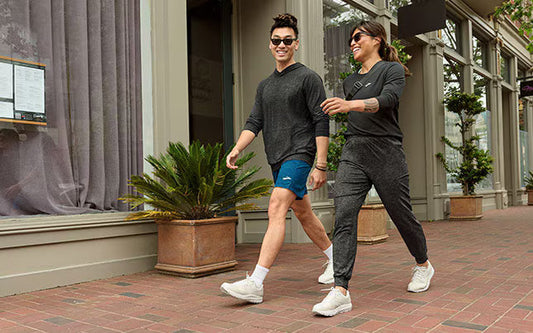Descubre los mejores tenis para caminar según el tipo de terreno.